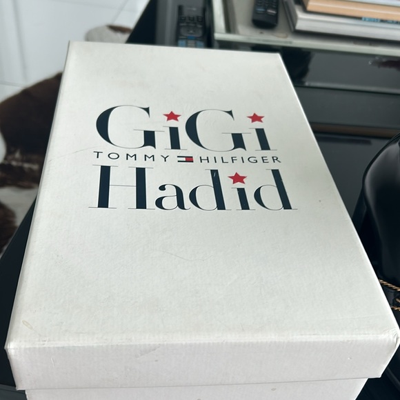 Gigi Hadid -Tommy Hilfiger buckles ankles boots - Picture 10 of 12